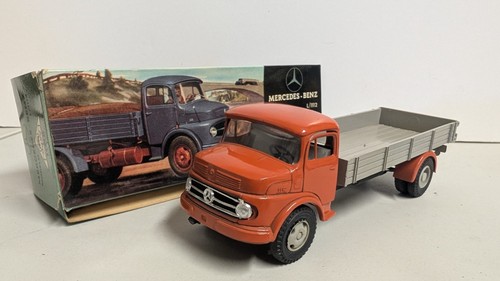 Buby mercedes benz camion - 1/43,